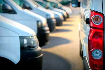 Reihe weißer Lieferwagen